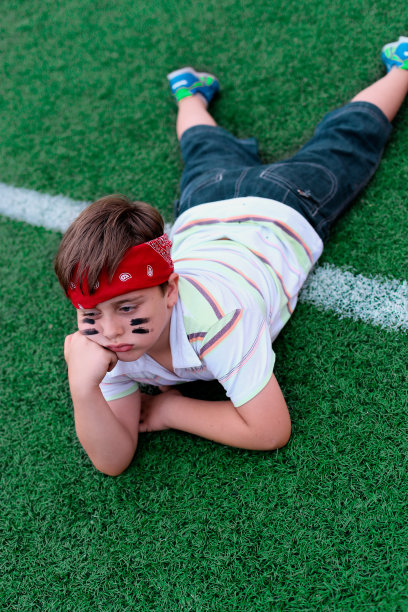 男孩对足球比赛感到厌烦图片下载