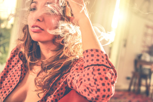 在家里抽烟放松图片下载