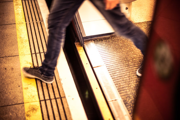 伦敦地铁高峰时刻的人们图片下载