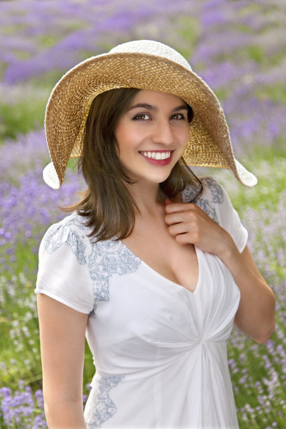 薰衣草田里的美图片下载