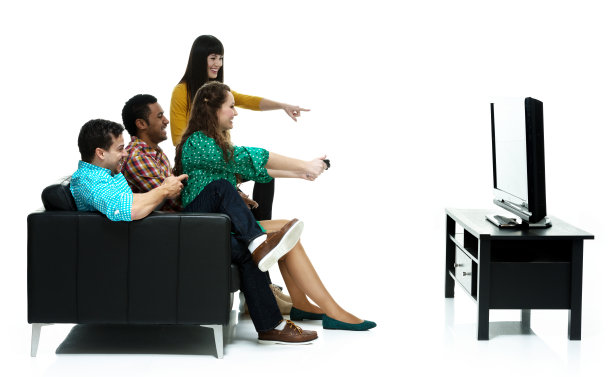 一群人坐在沙发上玩电子游戏图片下载