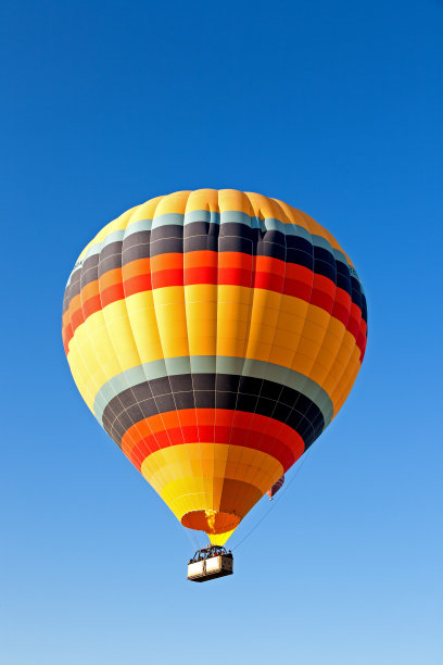 蓝色背景上的热气球图片下载