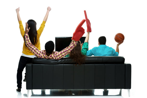 朋友们看电视欢呼的背影图片下载