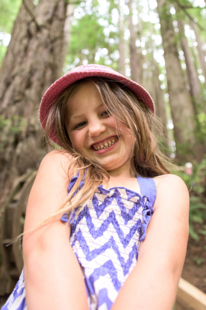 微笑的小女孩图片下载