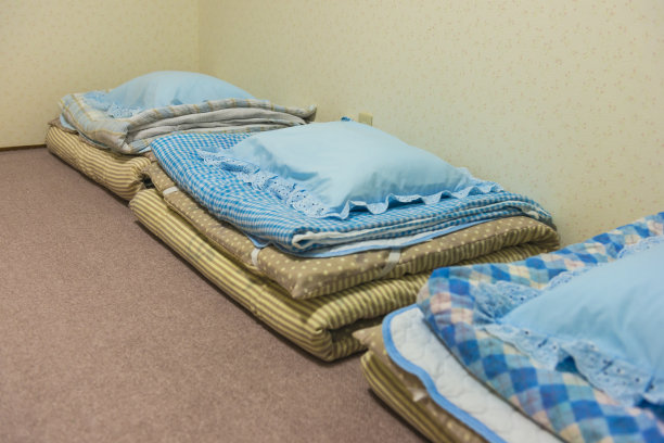 日式房间里有三个折叠的蒲团图片下载