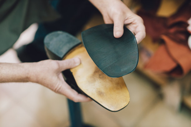 工作中的不知名鞋匠。图片下载