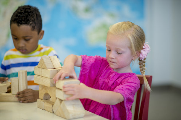 用木块建造城堡图片下载