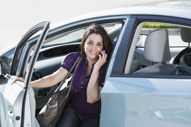 打电话的女人从车里出来图片下载