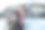 打电话的女人从车里出来图片下载