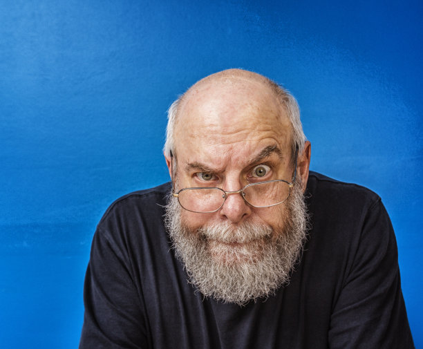 年长的成年商人盯着相机图片下载