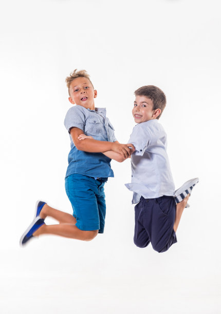 男孩们玩得开心图片下载