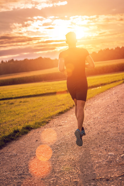 朝着日落奔跑的人的背影图片下载