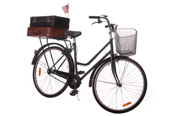 老式自行车带着行李箱和美国国旗，孤立在白旗上图片下载