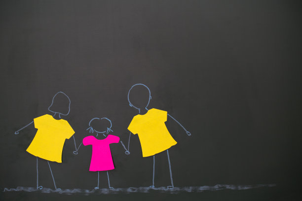 家庭用t恤形状的标签在黑板上图片下载