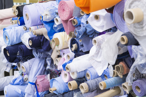 纺织厂的多色纺织品卷图片下载