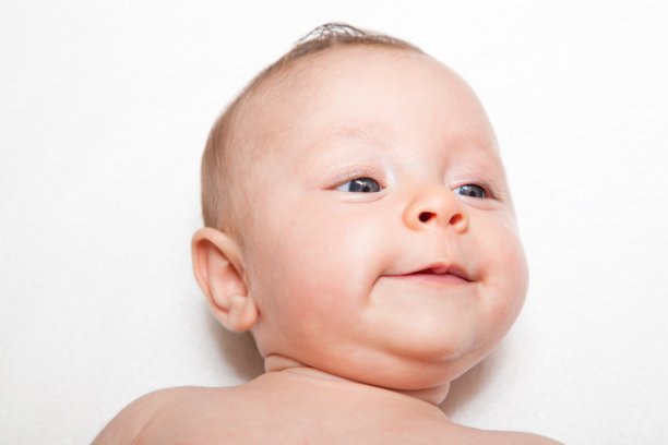 微笑的婴儿脸上白了图片下载