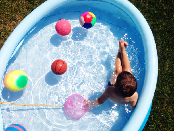 婴儿泳池的水上派对图片下载