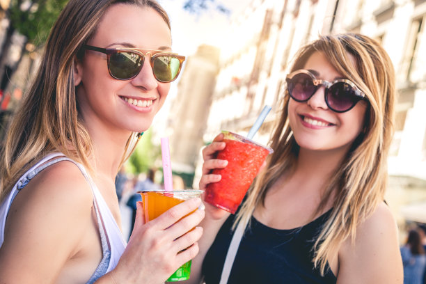 年轻人喜欢珍珠奶茶图片下载