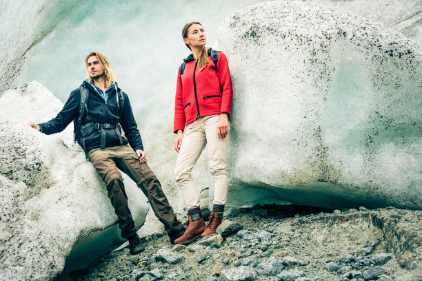 一对年轻夫妇在冰川上徒步旅行图片下载