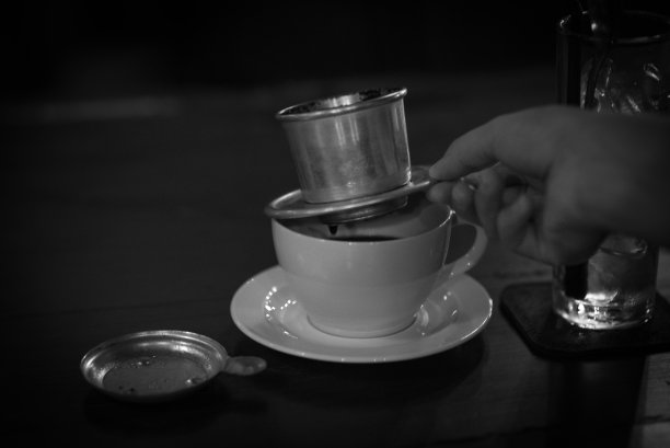 用滤纸泡越南咖啡(B&W图片)图片下载