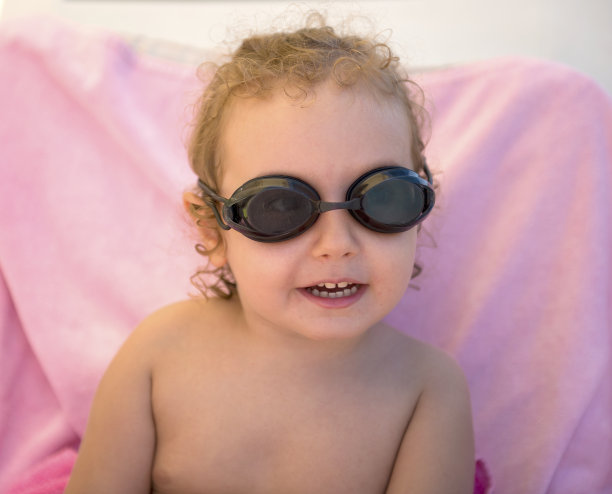 小的游泳运动员图片下载