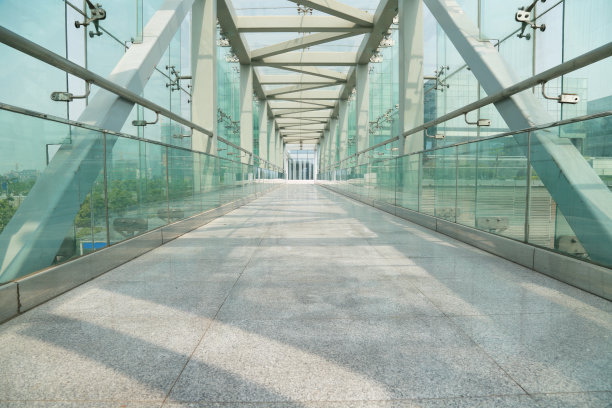 办公中心的玻璃走廊图片下载