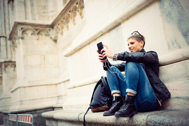 中年酷女人听音乐图片下载