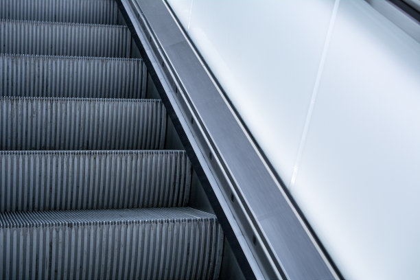 电梯背景与白色玻璃面板图片下载