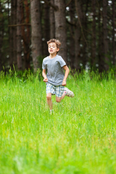 可爱的小男孩在跑步图片下载