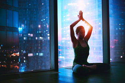 做瑜伽的女人图片下载