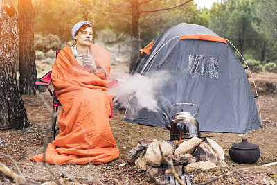 露营者坐在营火旁图片下载