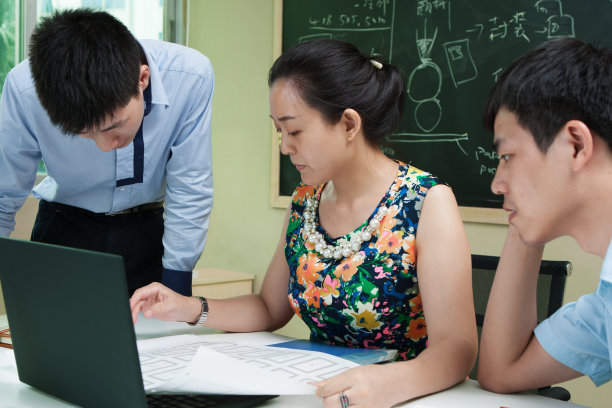 在办公室用笔记本电脑工作的女商人图片下载