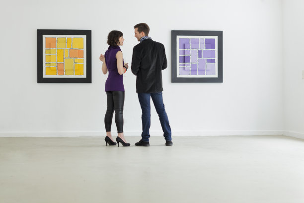 艺术家和画廊老板交谈图片下载