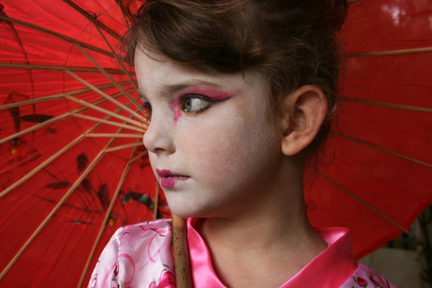 小艺妓为万圣节做准备图片下载