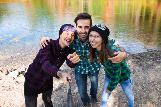 一群朋友在山里自拍图片下载