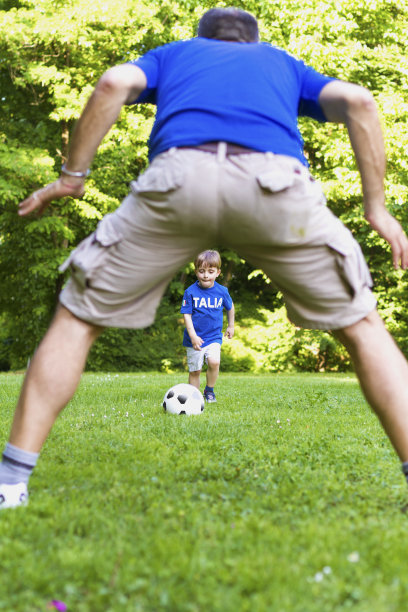 爸爸和小孩在玩足球图片下载