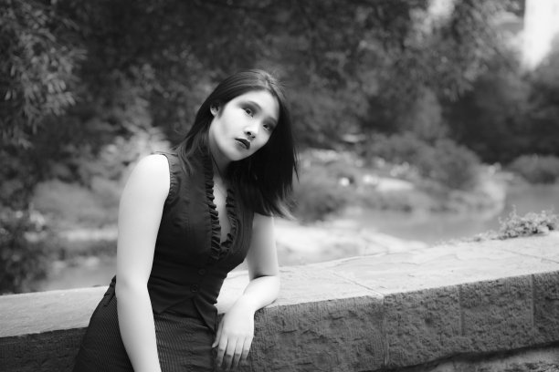 公园桥上的女人图片下载