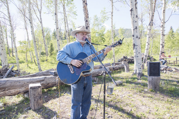 美国民谣歌手和吉他图片下载