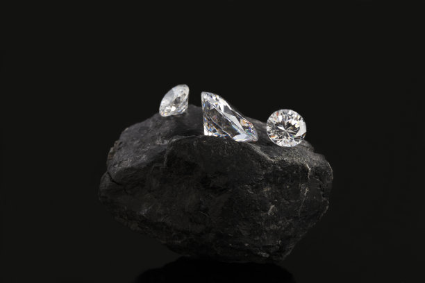 岩石上的钻石图片下载