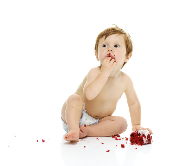 小男孩在吃生日蛋糕图片下载