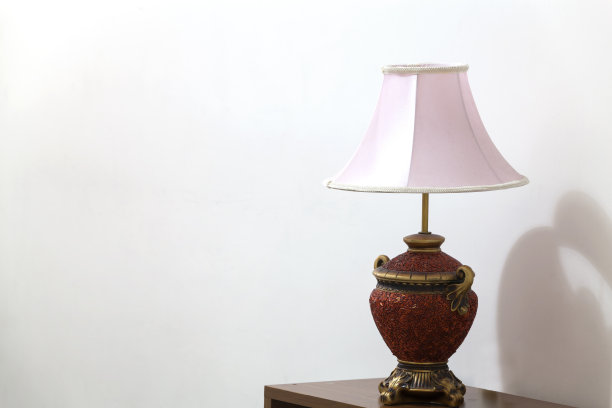 桌子上的古董床头灯图片下载