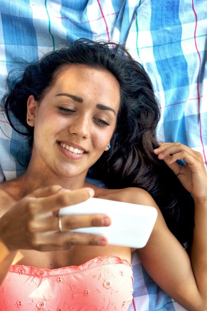 撒谎的女人在自拍图片下载