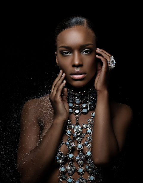 戴着奢华项链的女人图片下载