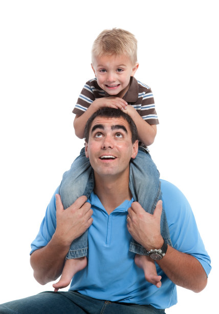 父亲和儿子玩肩骑孤立的白色背景图片下载