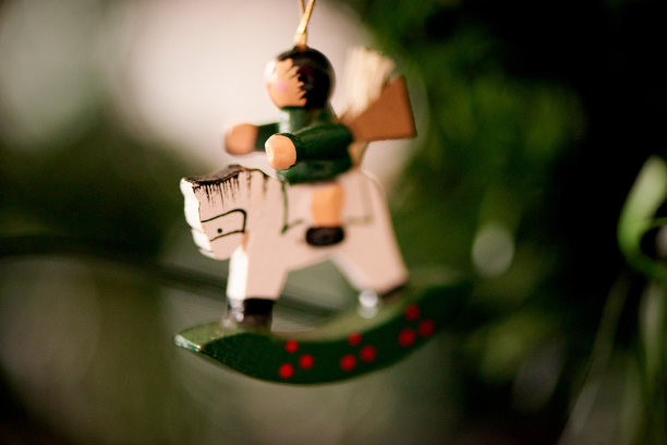 精心制作的圣诞树装饰品图片下载