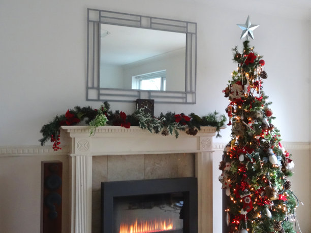 人造圣诞树、花环和现代燃气壁炉的形象图片下载