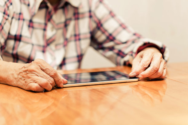 一个老人在用平板电脑图片下载