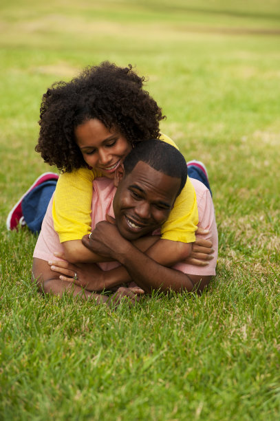 在草地上玩耍的夫妇图片下载
