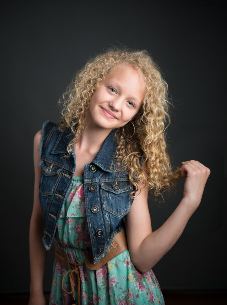 女孩拿着头发图片下载