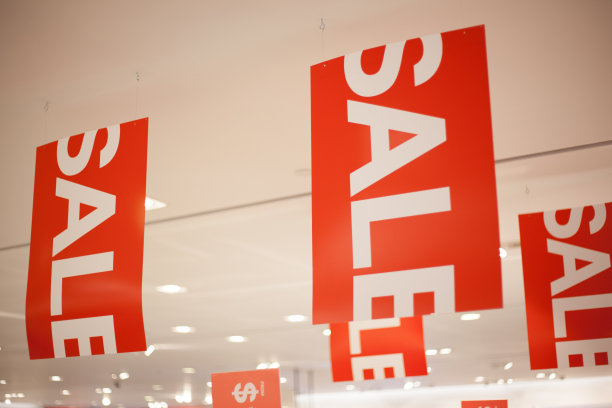 一家商店的促销标志图片下载